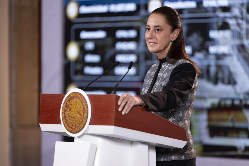 Cuauhtémoc, Ciudad de México. 7 de octubre 2026. La presidenta constitucional de los Estados Unidos Mexicanos, la Doctora Claudia Sheinbaum Pardo en conferencia de prensa matutina en Palacio Nacional. La acompañan: Luisa María Alcalde, consejera jurídica del Ejecutivo Federal; Luz Elena González Escobar, secretaria de Energía; Emilia Esther Calleja Alor, Directora General Comisión Federal de Electricidad; Jorge Islas Samperio, subsecretario de plantación y transición energética; José Antonio Rojas Nieto, subsecretario de Electricidad; Juan José Vidal Amaro, subsecretario de Hidrocarburos; Juan Carlos Solís Ávila, director General de la Comisión Nacional de Energía; Cuitláhuac García Jiménez, Director General del CENAGAS y Miguel Ángel Elorza Vázquez, coordinador de Infodemia.   Foto: Gabriel Monroy/Presidencia