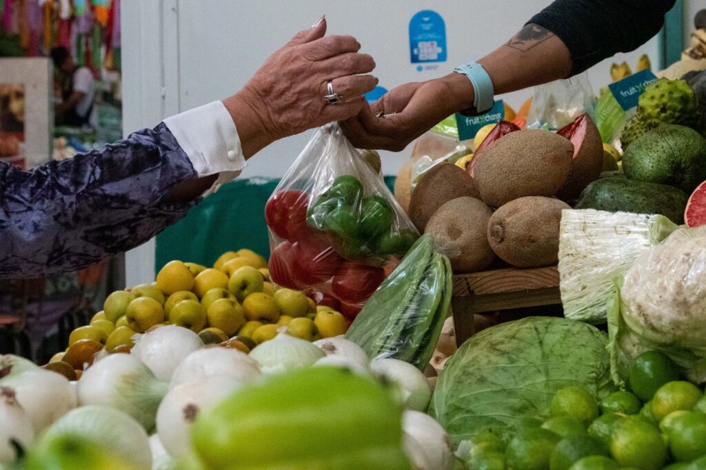 CIUDAD DE MÉXICO, 24NOVIEMBRE2023.- La inflación en México ha frenado su momento de desaceleración que presentaba desde 2021. Situandola en 4.32% lo que representa un aumento del 0.63% con respecto al mismo periodo, la primer quincena de noviembre, de 2021. Los productos que más aumentaron fueron el tomate verde y el chile poblano, así como las tarifas de electricidad. 
FOTO: GALO CAÑAS/CUARTOSCURO.COM